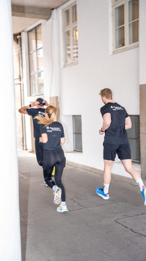 Billede af tre der løber fra Searchminds running club
