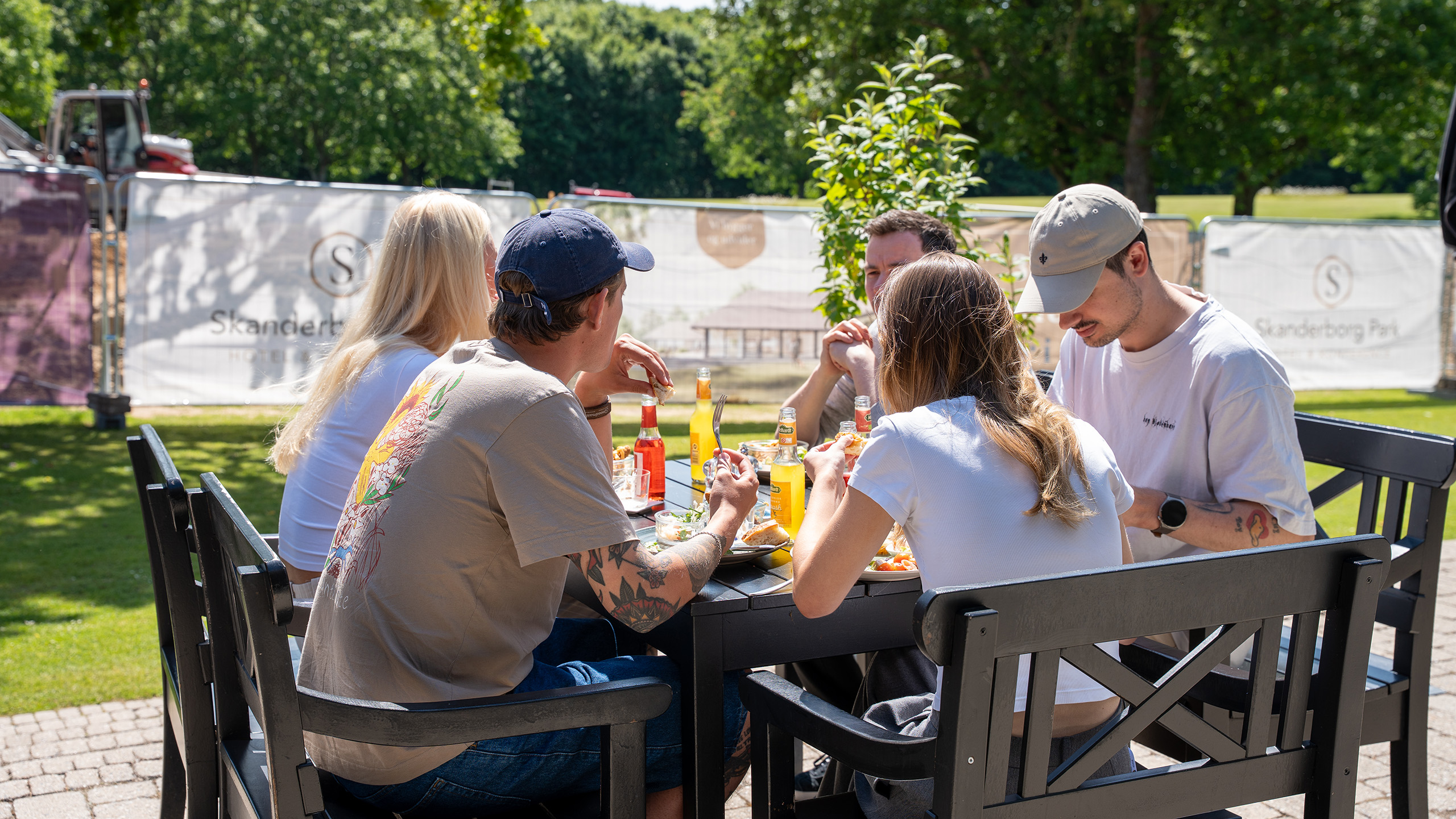 Billede af ansatte fra Searcmind der spiser frokost sammen udenfor