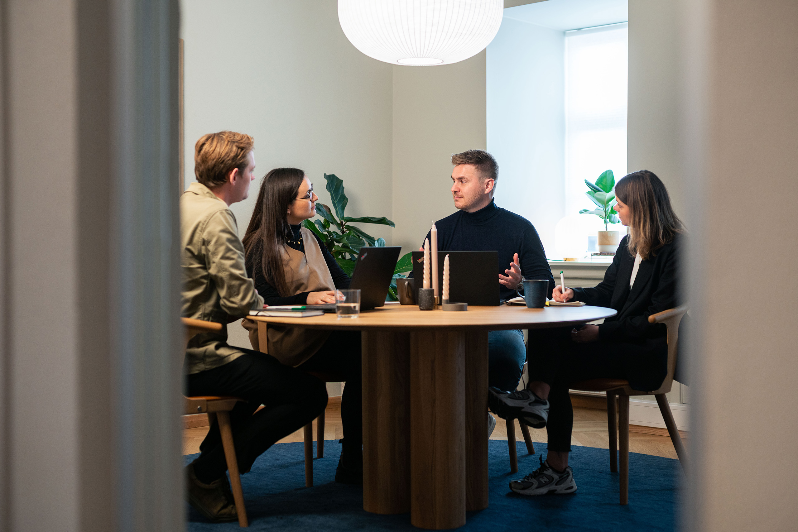 Billede af et møde med fire ansatte fra Searchmind