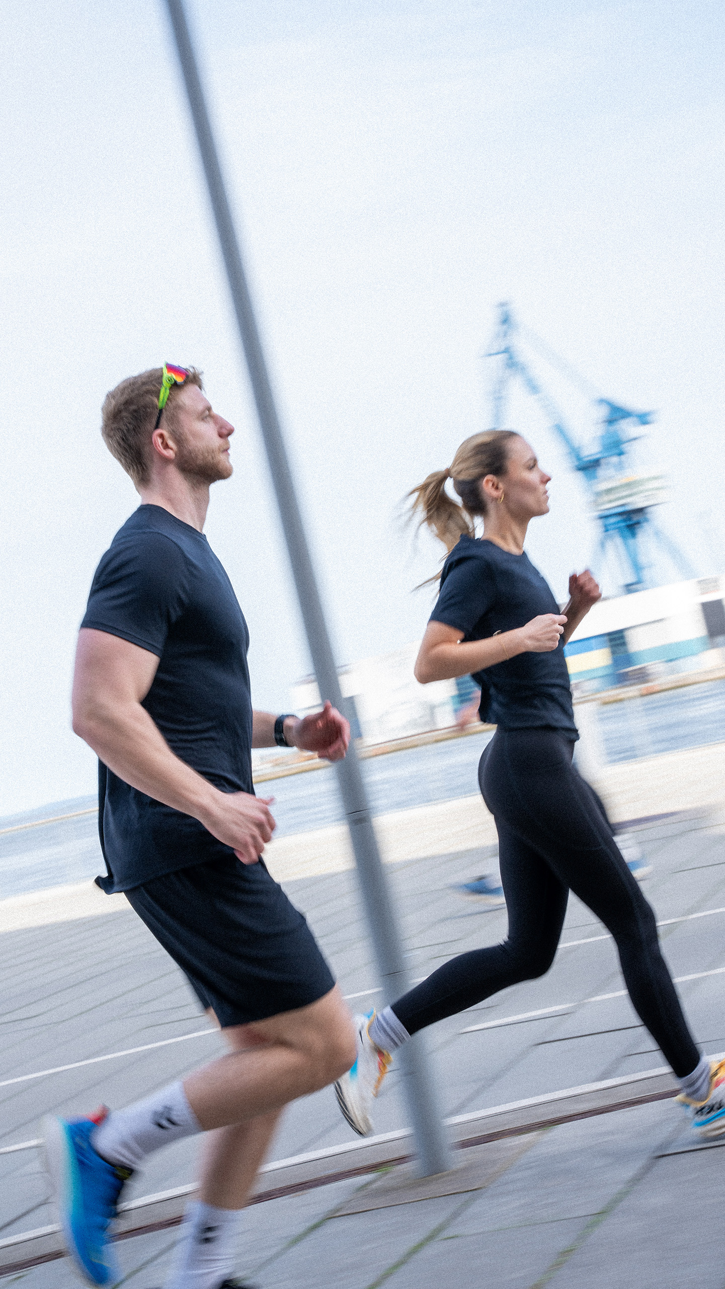 Billede af to der løber fra Searchminds running club